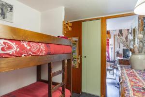 a bedroom with a bunk bed in a room at Tournette Montagnes et Lacs in Saint-Jean-de-Sixt