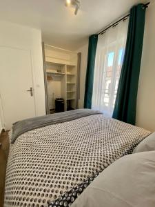 - une chambre avec un grand lit et une fenêtre dans l'établissement Superbe appartement 2 pièces, plein centre ville., à Montlhéry