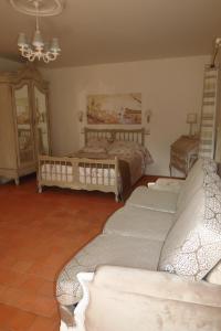 Gîte écoconçu charmant proche zoo de la Flèche的休息区