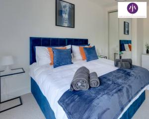 Een bed of bedden in een kamer bij Stevenage Luxury 1Bed Apartment - Sleeps 4-WIFI-Free Parking- By JM Short Lets & Serviced Accommodation