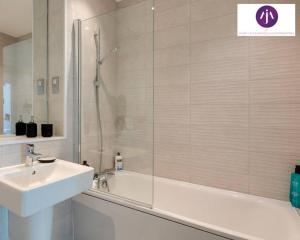 Ein Badezimmer in der Unterkunft Stevenage Luxury 1Bed Apartment - Sleeps 4-WIFI-Free Parking- By JM Short Lets & Serviced Accommodation