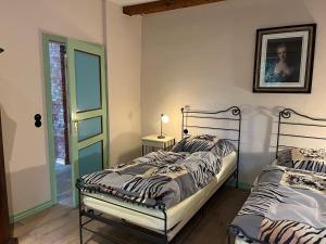Duas camas individuais num quarto com uma porta em Ferienhaus Sonnenblick an der Nordsee em Epenwöhrden