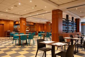 a restaurant with tables and chairs in a cafeteria at Vértice Indalo Almería in Almería