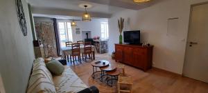 sala de estar con sofá y mesa en Appartement Le cocon Mont louis 66 en Mont-Louis