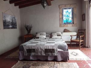 Un dormitorio con una cama grande y una ventana en Clos St Jean Baptiste, en Tourves