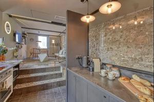 Kuchyňa alebo kuchynka v ubytovaní C075-Old Town Cannes - Duplex Apartment