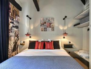Posteľ alebo postele v izbe v ubytovaní C075-Old Town Cannes - Duplex Apartment