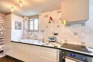 Kuchyňa alebo kuchynka v ubytovaní C075-Old Town Cannes - Duplex Apartment