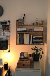 Habitación con escritorio y estante con libros. en B&B Li Gutti en Aieta