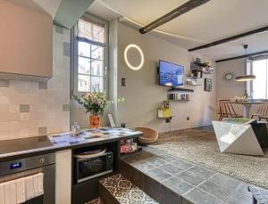 Kuchyňa alebo kuchynka v ubytovaní C075-Old Town Cannes - Duplex Apartment