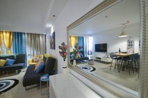 TV a/nebo společenská místnost v ubytování Colores in the red sea- חופשה מושלמת באילת