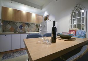 Kuchyň nebo kuchyňský kout v ubytování Colores in the red sea- חופשה מושלמת באילת + 20 fotografií