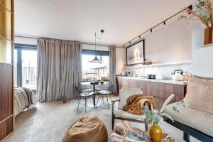 salon z kanapą i stołem w obiekcie The Rooftop Suite Luxueuze bohemian Penthouse w mieście Nieuwpoort