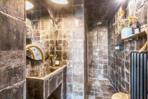 Een badkamer bij The Rooftop Suite Luxueuze bohemian Penthouse