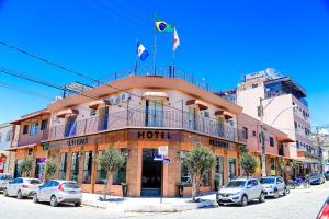 兰巴里VOA Hotel Rezende的一家酒店前停着汽车