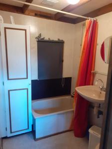 een badkamer met een bad en een wastafel bij Koolmees in Eext