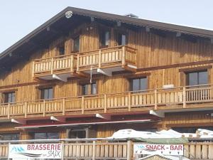 a large wooden building with a balcony on it at Appartement Samoëns, 6 pièces, 14 personnes - FR-1-624-3 in Samoëns