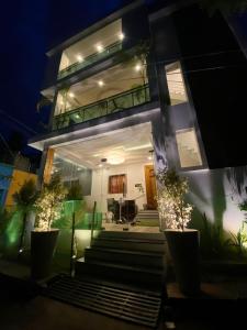 una casa con escaleras que conducen a ella por la noche en La Paradise Luxury en Pondicherry