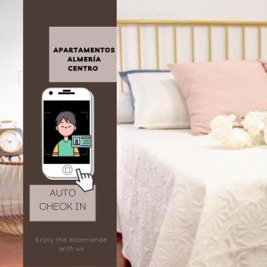 un teléfono móvil tomando una foto de una cama en Expoholidays-Apartamentos Almería Centro PARKING gratis, en Almería