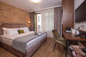 Un pat sau paturi într-o cameră la Villa Flavia Heritage Boutique Hotel