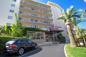 a car parked in front of a building at Hotel Servigroup Trinimar in Benicàssim