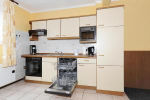Kuchyň nebo kuchyňský kout v ubytování Friesenmeer Ferienwohnung Eins