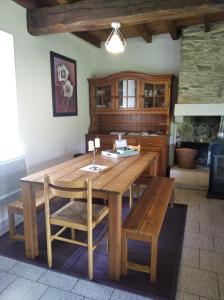 LiesにあるLes Granges de La hulotte, la hulotteの木製テーブルと椅子付きのキッチン +23枚の写真