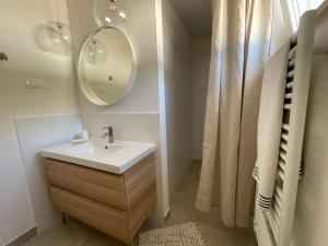 een badkamer met een wastafel en een spiegel bij Casa Giovanna in Umag