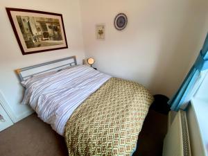ein Schlafzimmer mit einem Bett in einem Zimmer in der Unterkunft Spacious Two Bedroom House - TM in Southport