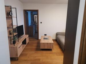 ein Wohnzimmer mit einer Couch und einem Couchtisch in der Unterkunft Nibela Apartments in Zagreb