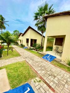 una casa con una señal de discapacidad frente a un patio en Pousada e Chalés Recantos do Mar, en Barra Grande