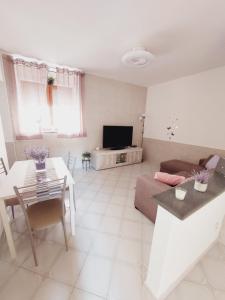 A television and/or entertainment centre at Butterfly Appartamento