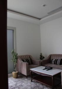 - un salon avec un canapé et une table basse dans l'établissement قوت المصيف للشقق الفندقية, à Hotat bani tamim