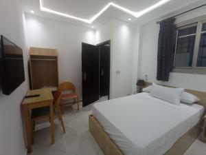 um quarto com uma cama, uma mesa e uma secretária em HOTEL CASTIYA em M'diq