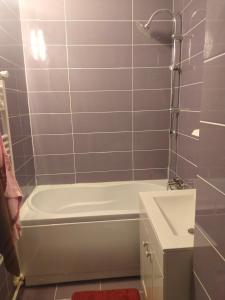 Apartament Geo في نيهويو: حمام مع حوض ومغسلة
