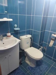 Apartament Geo tesisinde bir banyo