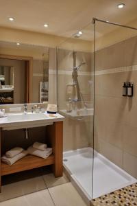 Ett badrum på Hotel Costa Salina