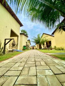 uma rua de calçada em frente a uma casa em Pousada e Chalés Recantos do Mar em Barra Grande