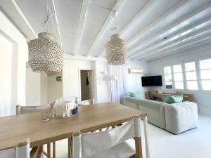 TV a/nebo společenská místnost v ubytování myMykonos Villa I