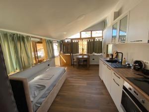 een keuken met een bed in het midden van een kamer bij Apartment with view in Tirana