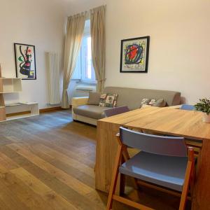ローマにあるSforza Apartmentのリビングルーム(テーブル、ソファ付)