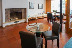 a living room with a table and chairs and a fireplace at Grosse 4 Zimmer Wohnung mit traumhafter Aussicht in Bad Ragaz