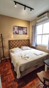 Un dormitorio con una cama grande y una ventana en Rio Deal Guest House, en Río de Janeiro