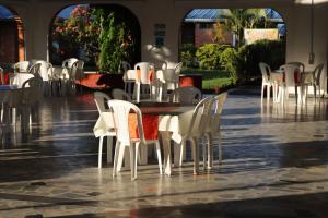 - un groupe de chaises et de tables dans un restaurant dans l'établissement Club Bella Suiza - Carlos Ossa Escobar, à Villavicencio