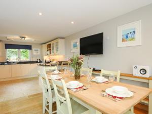 Gallery image of Swandown, 14 Goldenhaye in Chard