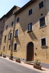 un grande edificio con una porta sul lato di Palazzo Benucci a San Gimignano