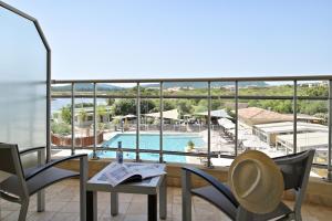 Bazén v ubytování Hotel Costa Salina nebo v jeho okolí