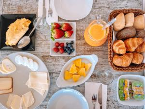 una mesa cubierta con platos de comida y fruta en Barranco da Fonte en Chabouco