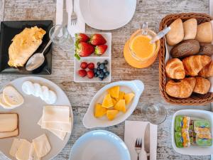 uma mesa coberta com pratos de alimentos e frutas em Barranco da Fonte em Chabouco