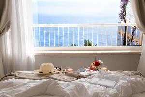 Posteľ alebo postele v izbe v ubytovaní Una Villa - Amalfi Boutique Rooms B&B
